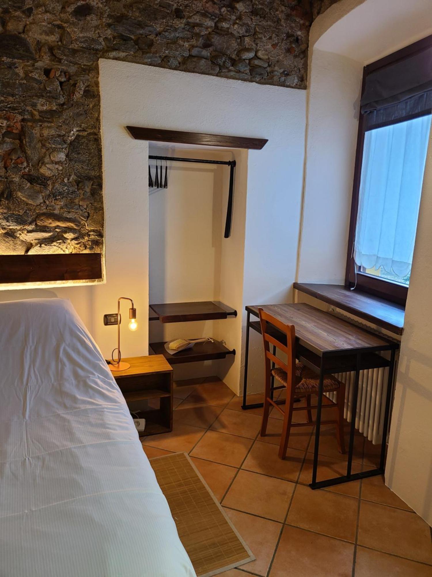 Robin'S Nest Hotel Paruzzaro Phòng bức ảnh